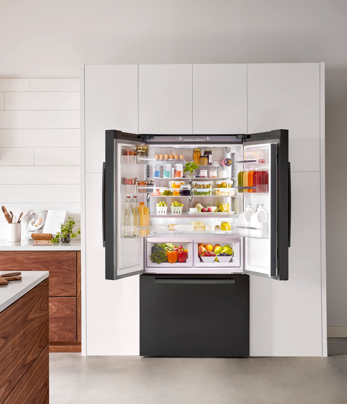 Bosch B36CT80SNB 800 Series French Door Bottom Mount Refrigerator 36'' Black Stainless Steel